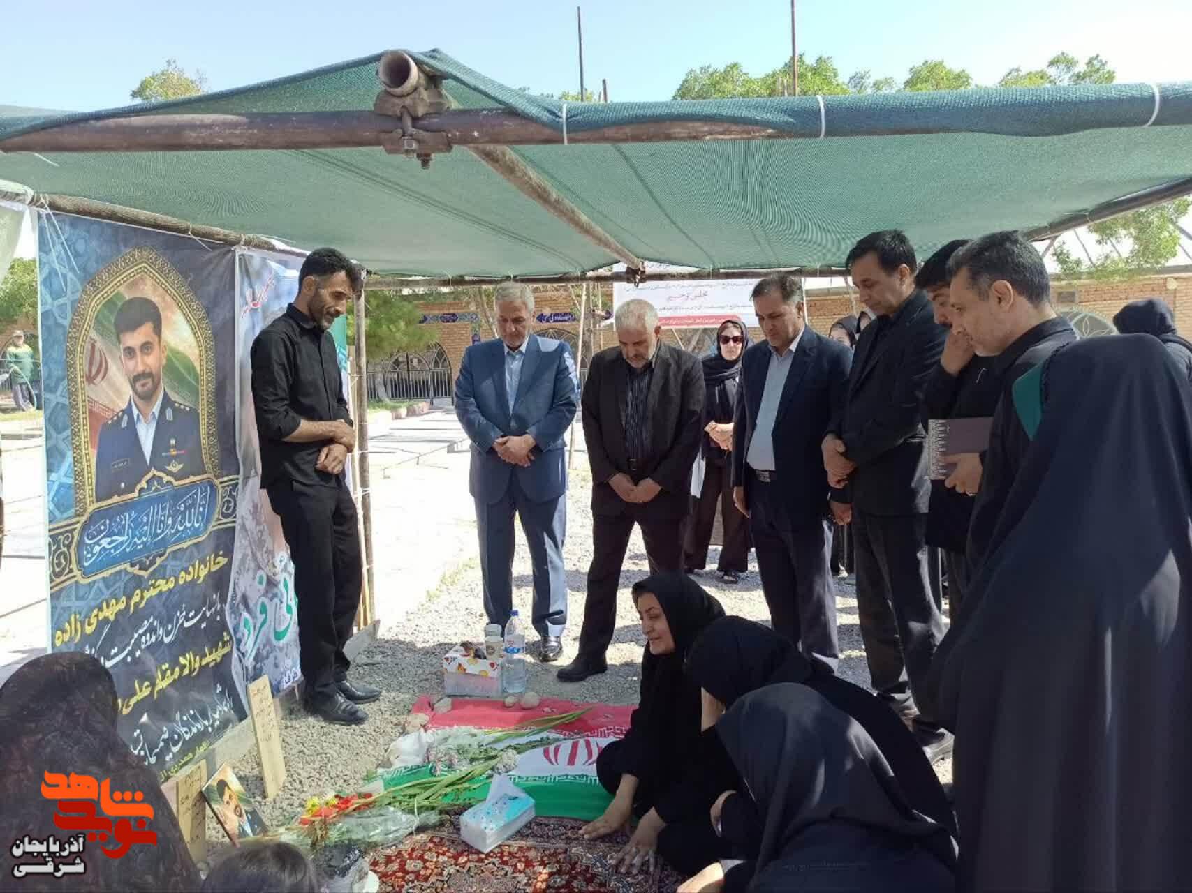 غبارروبی و عطرافشانی مزار شهدای مراغه برگزار شد