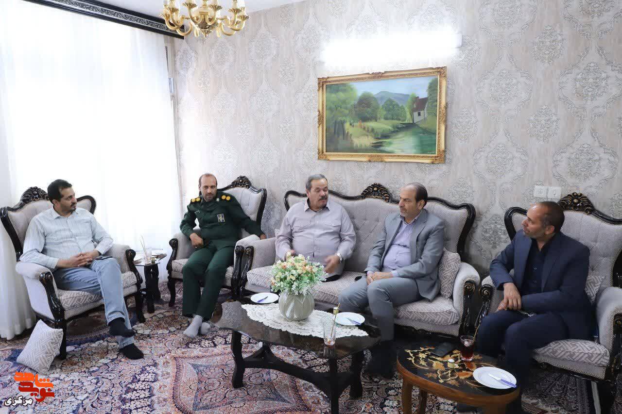 دیدار مدیرکل بنیاد شهید و امور ایثارگران استان مرکزی با جانباز ۷۰ درصد «عباس خالقینژاد» در تفرش دیدار مدیرکل بنیاد شهید و امور ایثارگران استان مرکزی با جانباز ۷۰ درصد «عباس خالقینژاد» در تفرش