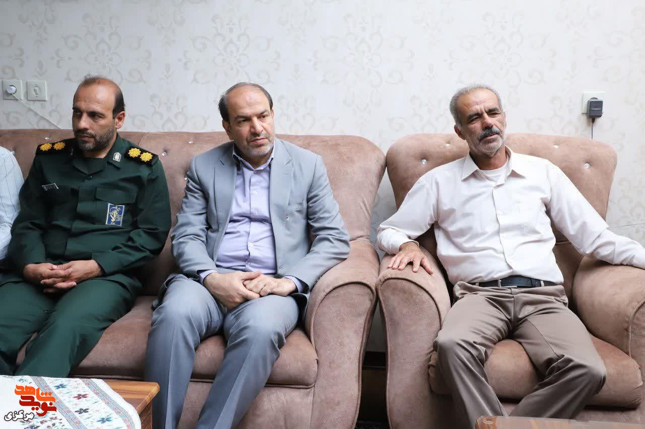 دیدار مدیرکل بنیاد شهید و امور ایثارگران استان مرکزی با آزاده و جانباز سرافراز «حسن محمودیان» در تفرش دیدار مدیرکل بنیاد شهید و امور ایثارگران استان مرکزی با آزاده و جانباز سرافراز «حسن محمودیان» در تفرش