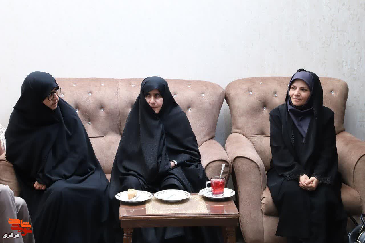 دیدار مدیرکل بنیاد شهید و امور ایثارگران استان مرکزی با آزاده و جانباز سرافراز «حسن محمودیان» در تفرش دیدار مدیرکل بنیاد شهید و امور ایثارگران استان مرکزی با آزاده و جانباز سرافراز «حسن محمودیان» در تفرش