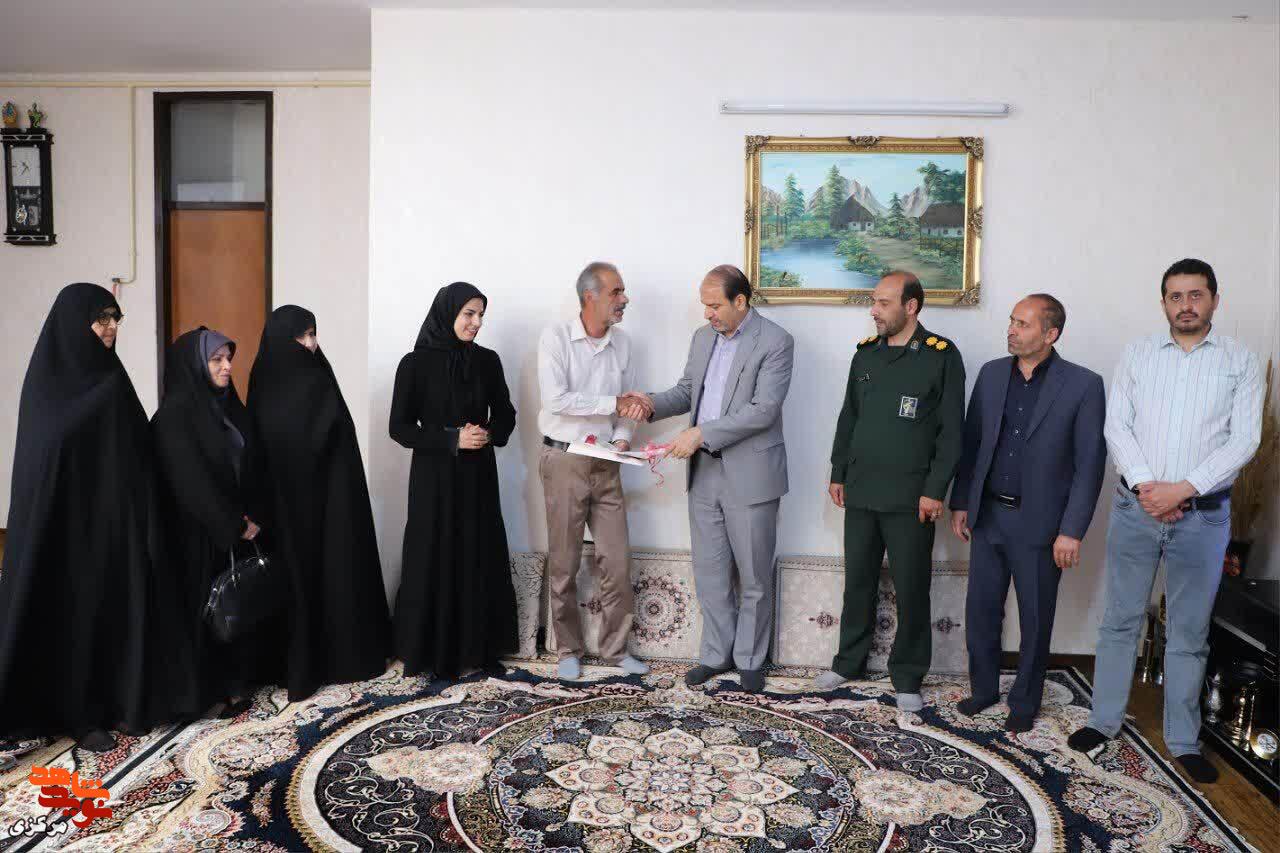 دیدار مدیرکل بنیاد شهید و امور ایثارگران استان مرکزی با آزاده و جانباز سرافراز «حسن محمودیان» در تفرش دیدار مدیرکل بنیاد شهید و امور ایثارگران استان مرکزی با آزاده و جانباز سرافراز «حسن محمودیان» در تفرش