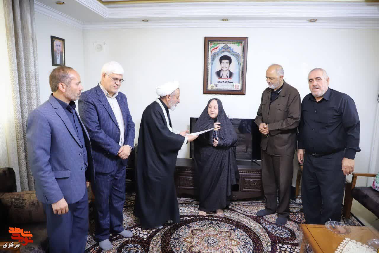 دیدار دبیرکل کنگره ملی شهدای غریب اسارت با خانواده شهید جاویدالاثر «مسیحالله احمدی» در اراک دیدار دبیرکل کنگره ملی شهدای غریب اسارت با خانواده شهید جاویدالاثر «مسیحالله احمدی» در اراک