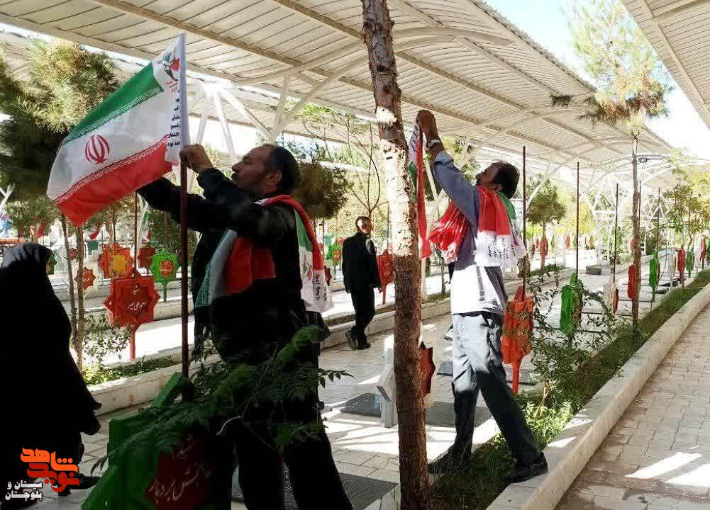 پرچم مقدس جمهوری اسلامی ایران بر فراز قبور مطهر ۷۲۰ شهید زاهدان برافراشته شد پرچم مقدس جمهوری اسلامی ایران بر فراز قبور مطهر ۷۲۰ شهید زاهدان برافراشته شد