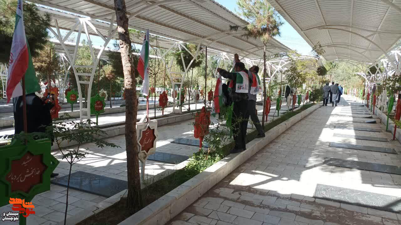 پرچم مقدس جمهوری اسلامی ایران بر فراز قبور مطهر ۷۲۰ شهید زاهدان برافراشته شد پرچم مقدس جمهوری اسلامی ایران بر فراز قبور مطهر ۷۲۰ شهید زاهدان برافراشته شد