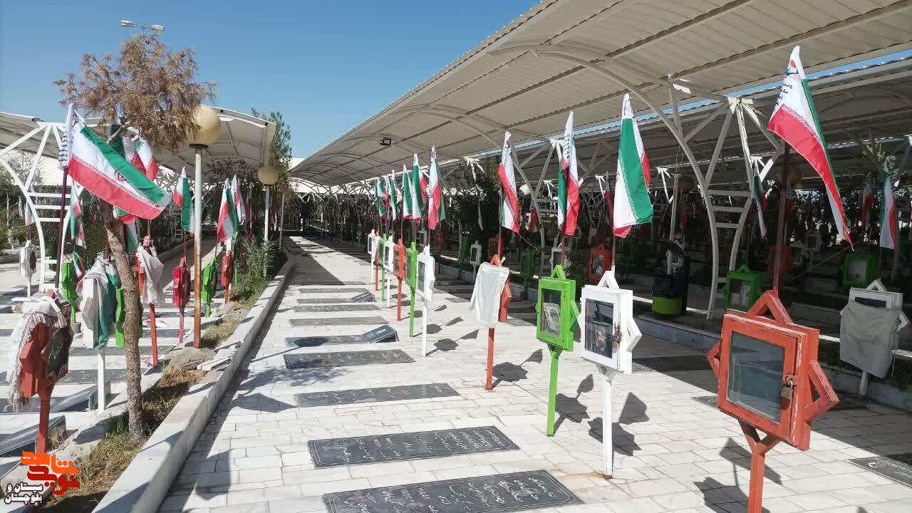 پرچم مقدس جمهوری اسلامی ایران بر فراز قبور مطهر ۷۲۰ شهید زاهدان برافراشته شد پرچم مقدس جمهوری اسلامی ایران بر فراز قبور مطهر ۷۲۰ شهید زاهدان برافراشته شد