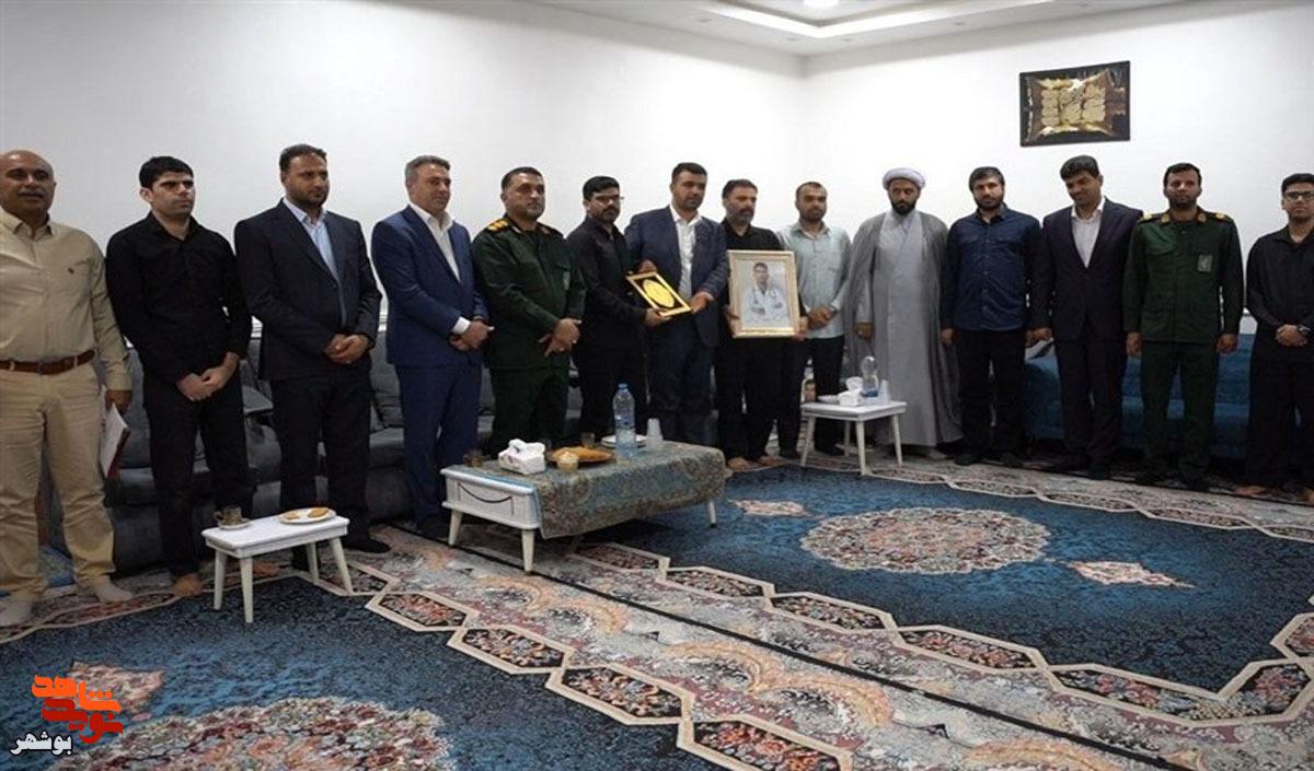 تجلیل از خانواده شهدای «جنگ رمضان» در جنوب استان بوشهر تجلیل از خانواده شهدای «جنگ رمضان» در جنوب استان بوشهر