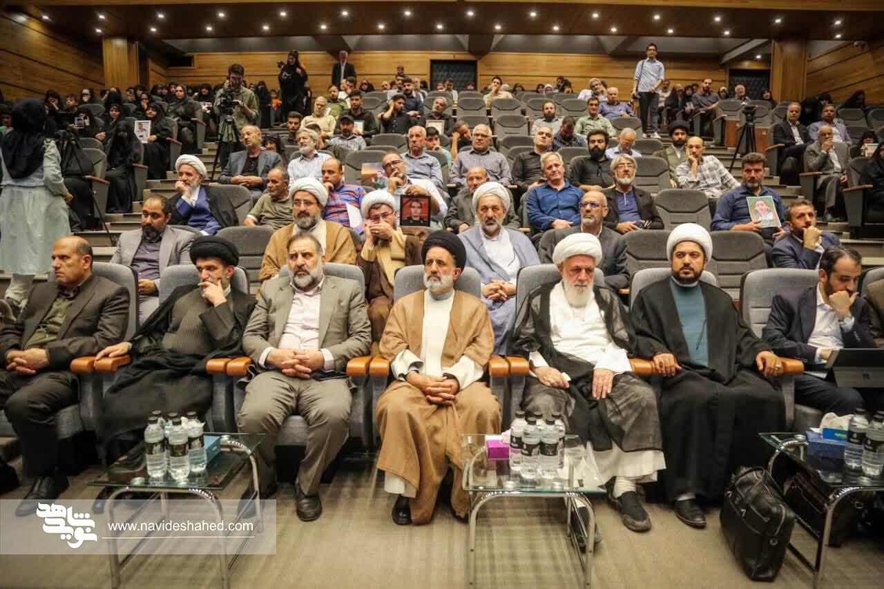 خانواده شهدای جنگ تحمیلی سوم تجلیل شدند/ چراغ انقلاب به برکت خون شهدا پرفروغ است خانواده شهدای جنگ تحمیلی سوم تجلیل شدند/ چراغ انقلاب به برکت خون شهدا پرفروغ است