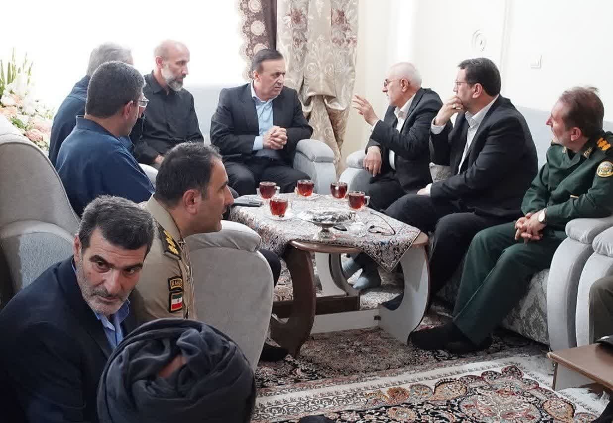 دیدار مسئولان قزوین با خانواده خلبان شهید حسین مهدویان دیدار مسئولان قزوین با خانواده خلبان شهید حسین مهدویان