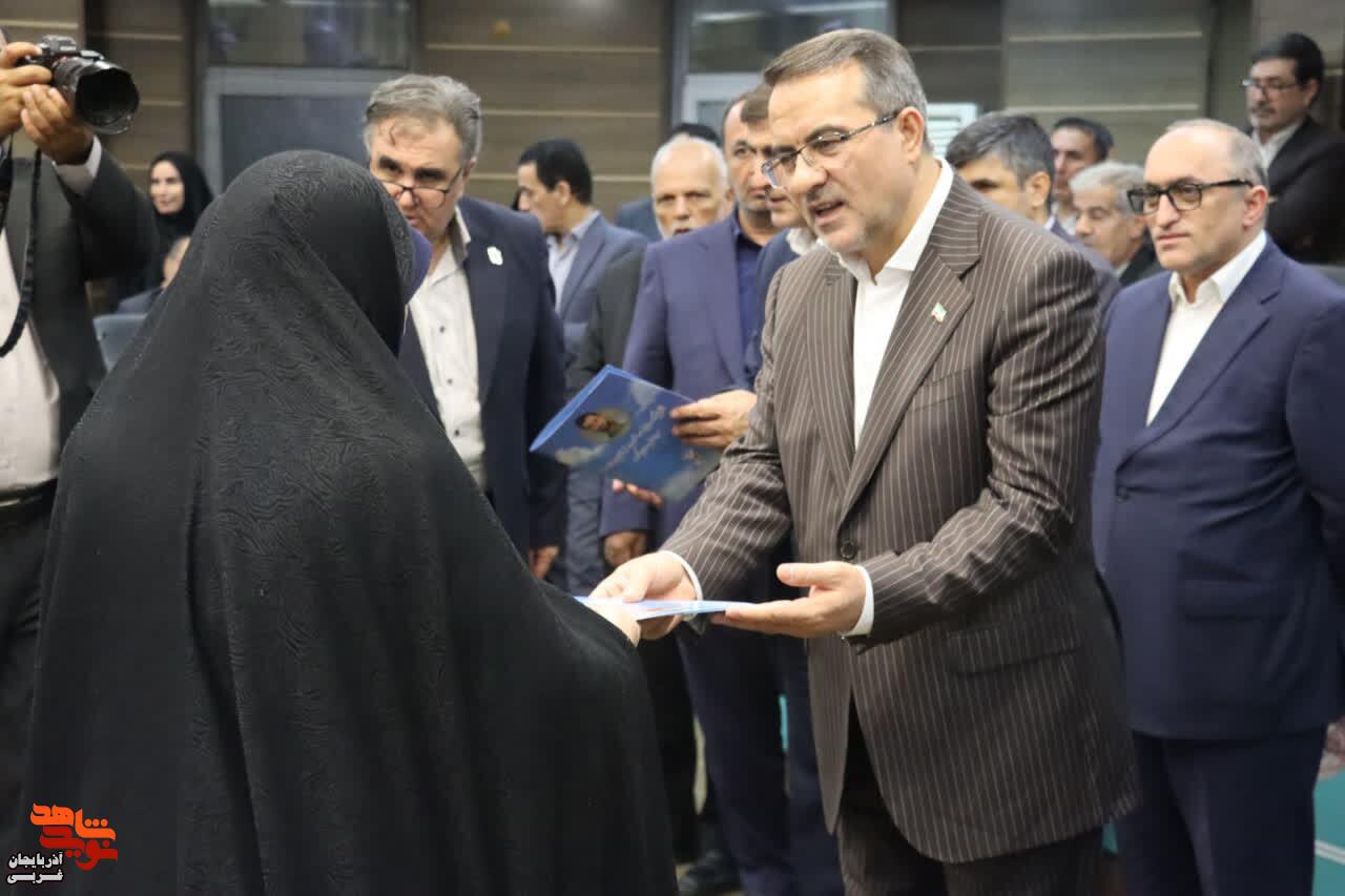 جلیل از والدین و همسران شهدای کارمند در آذربایجانغربی جلیل از والدین و همسران شهدای کارمند در آذربایجانغربی