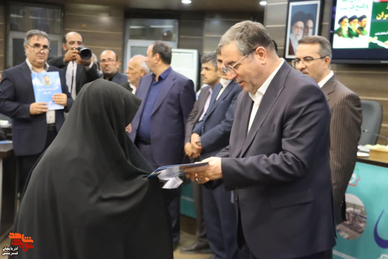 جلیل از والدین و همسران شهدای کارمند در آذربایجانغربی جلیل از والدین و همسران شهدای کارمند در آذربایجانغربی