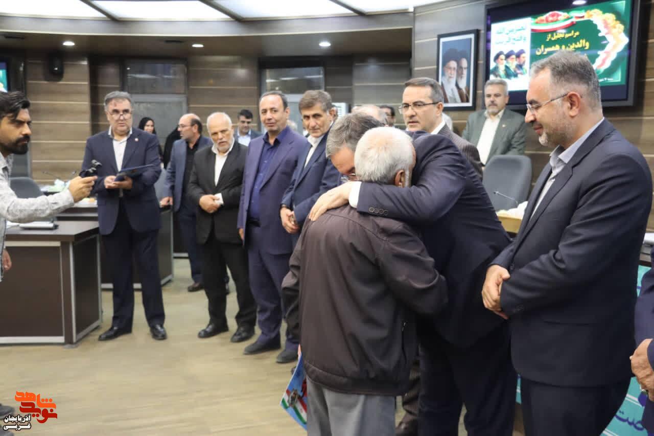 جلیل از والدین و همسران شهدای کارمند در آذربایجانغربی جلیل از والدین و همسران شهدای کارمند در آذربایجانغربی