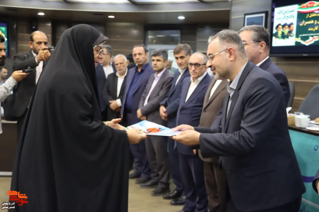 جلیل از والدین و همسران شهدای کارمند در آذربایجانغربی جلیل از والدین و همسران شهدای کارمند در آذربایجانغربی