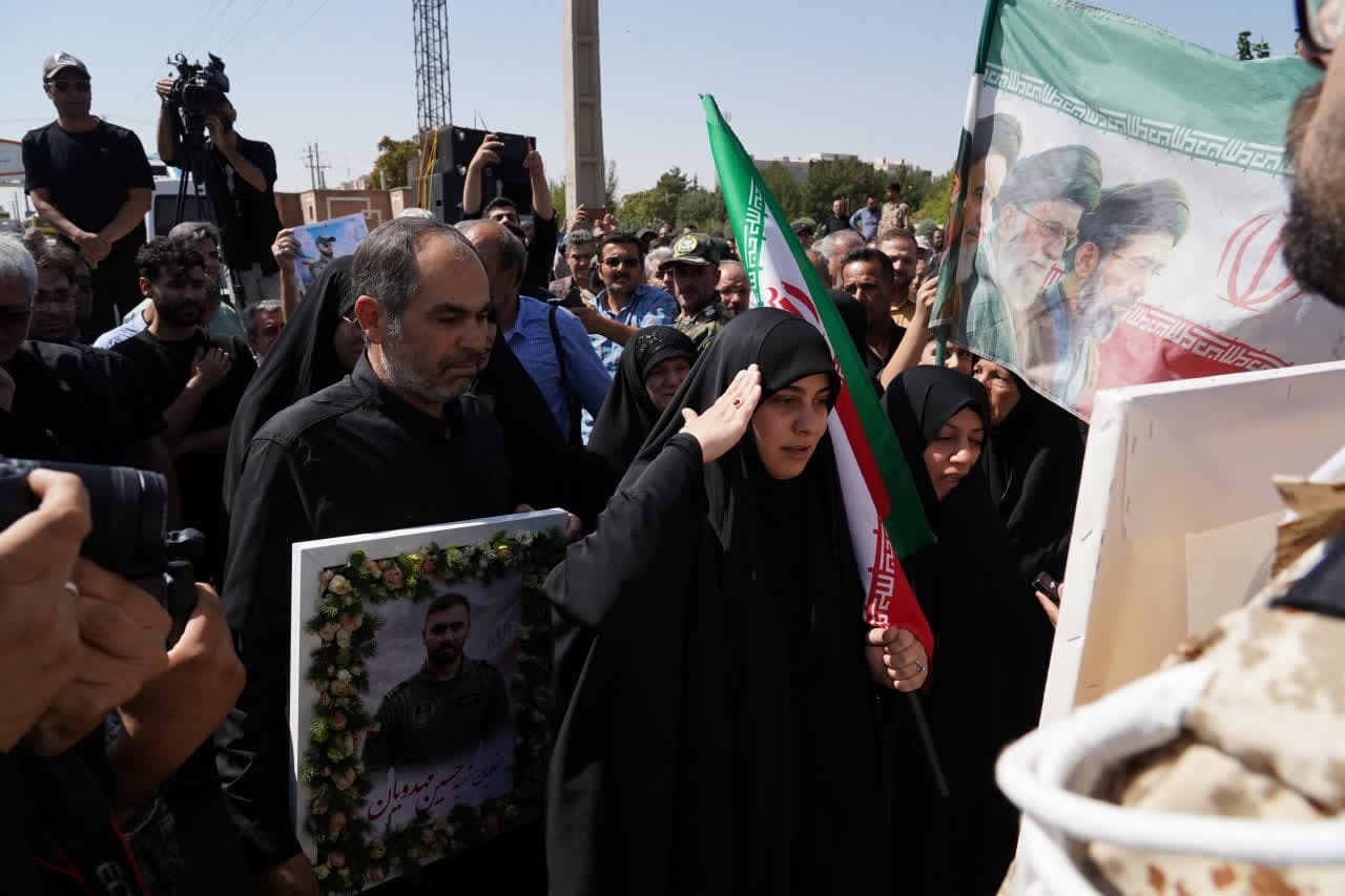 گزارش تصویری | مراسم استقبال از پیکر مطهر خلبان «حسین مهدویان» گزارش تصویری | مراسم استقبال از پیکر مطهر خلبان «حسین مهدویان»