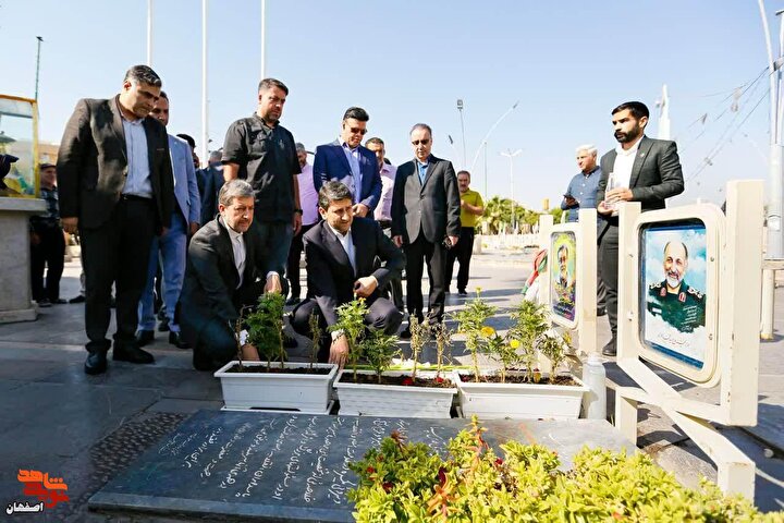 تجدید میثاق وزیر ارتباطات با آرمان‌های شهدا در اصفهان
