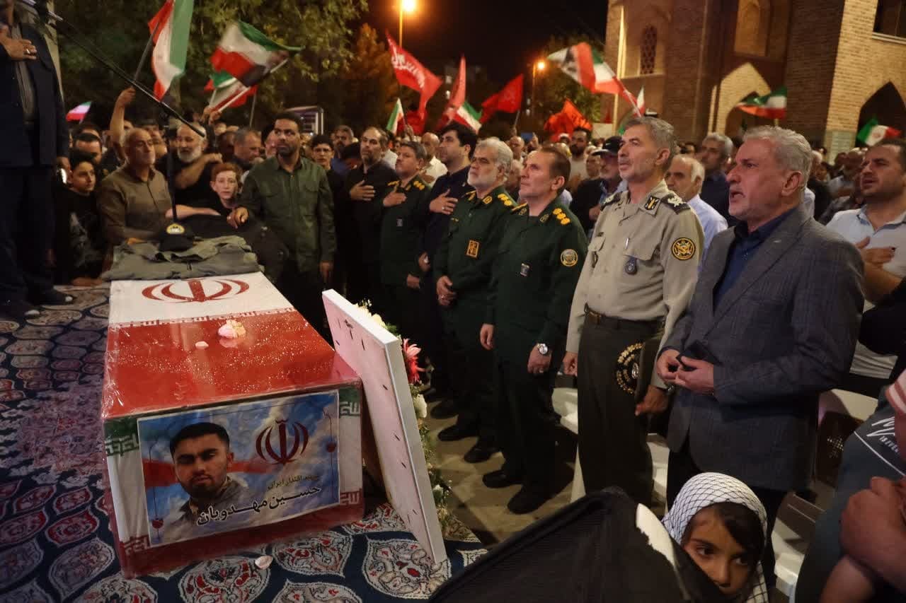 وداع معنوی مردم قزوین با پیکر خلبان شهید حسین مهدویان برگزار شد وداع معنوی مردم قزوین با پیکر خلبان شهید حسین مهدویان برگزار شد