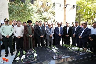 گلزار شهدای گمنام نظرآباد به مناسبت هفته دولت گلباران و عطرافشان شد