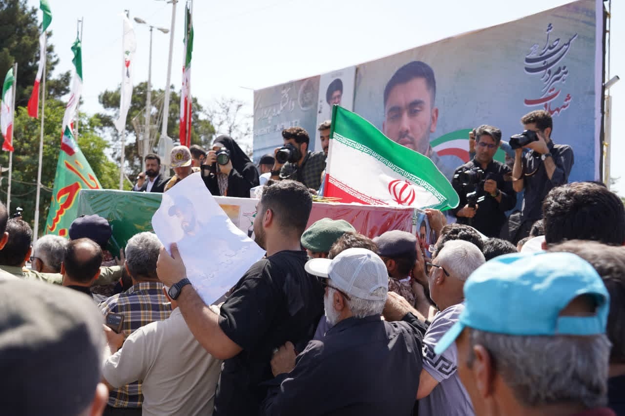 گزارش تصویری | پیکر مطهر شهید «حسین مهدویان» در قزوین گزارش تصویری | پیکر مطهر شهید «حسین مهدویان» در قزوین