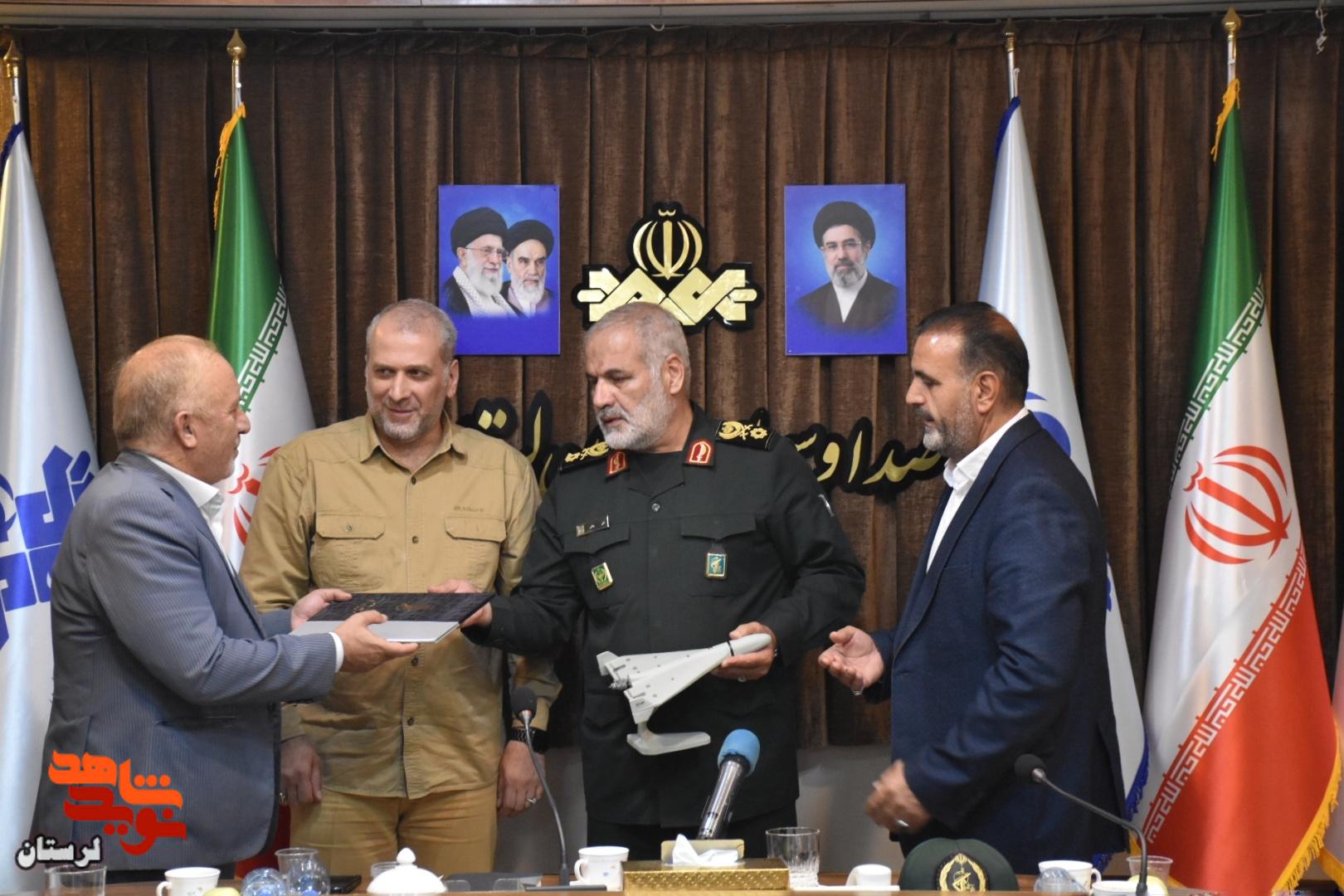 تجلیل فرمانده پهپاد نیروی هوافضای سپاه از عوامل تولید مستند «شاهد ۱۳۶» تجلیل فرمانده پهپاد نیروی هوافضای سپاه از عوامل تولید مستند «شاهد ۱۳۶»