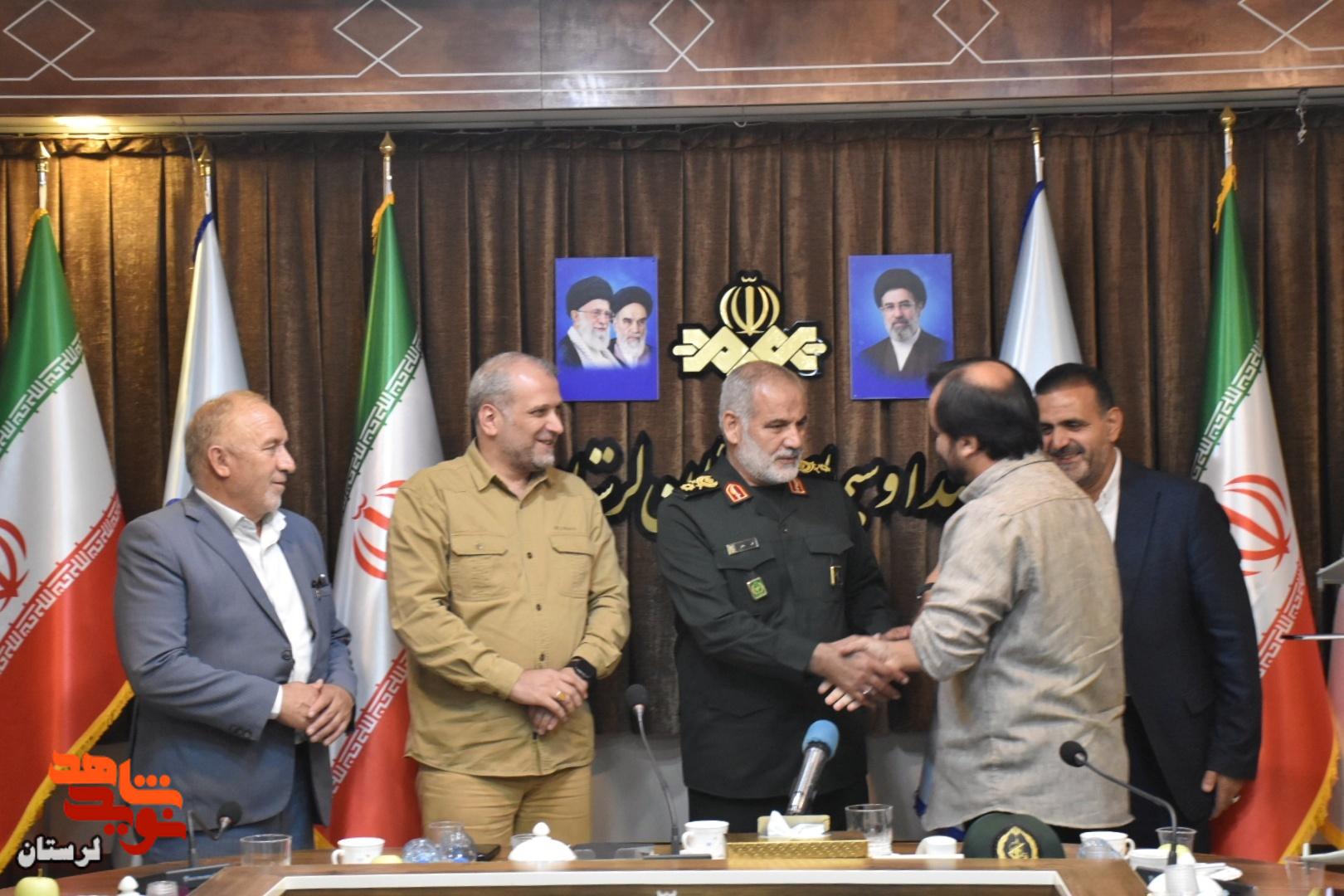 تجلیل فرمانده پهپاد نیروی هوافضای سپاه از عوامل تولید مستند «شاهد ۱۳۶» تجلیل فرمانده پهپاد نیروی هوافضای سپاه از عوامل تولید مستند «شاهد ۱۳۶»