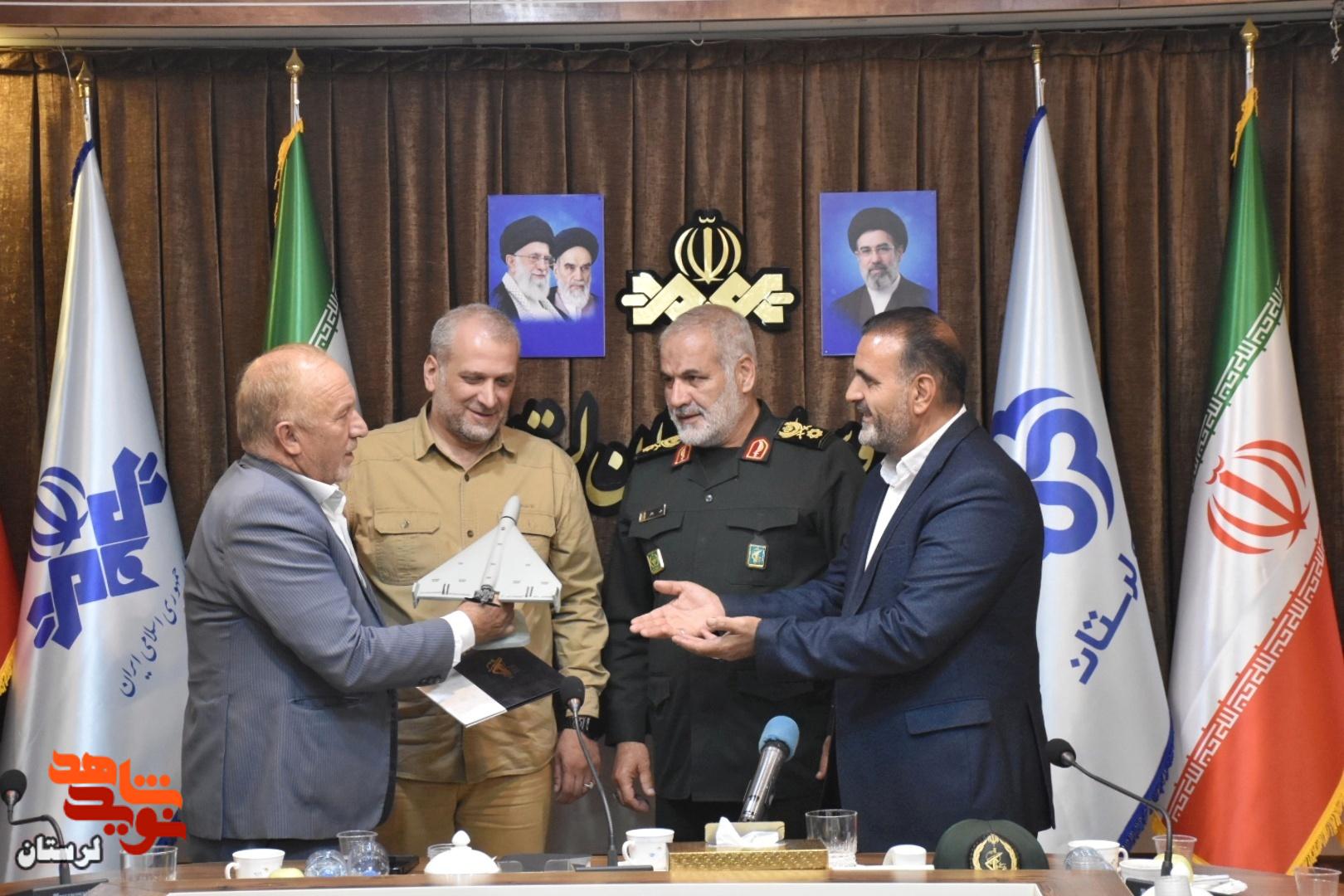 تجلیل فرمانده پهپاد نیروی هوافضای سپاه از عوامل تولید مستند «شاهد ۱۳۶» تجلیل فرمانده پهپاد نیروی هوافضای سپاه از عوامل تولید مستند «شاهد ۱۳۶»