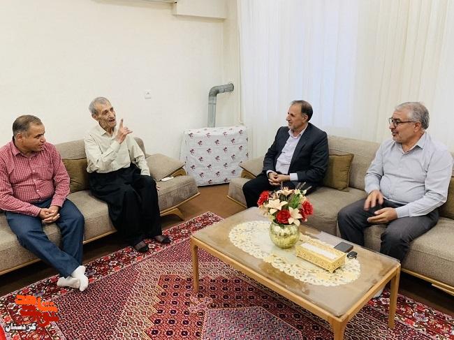 خسرو شهیدی، مدیرکل بنیادشهید و امور ایثارگران کردستان، پای صحبت خانوادههای معظم شهدا و جانبازان نشست خسرو شهیدی، مدیرکل بنیادشهید و امور ایثارگران کردستان، پای صحبت خانوادههای معظم شهدا و جانبازان نشست