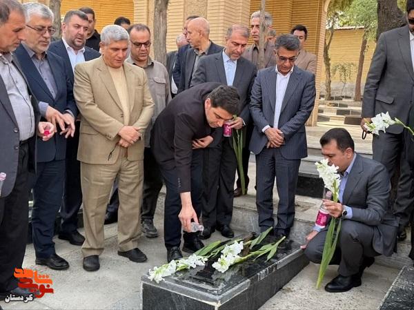 معاون رئیس‌جمهور به مقام شهدای کردستان ادای احترام کرد