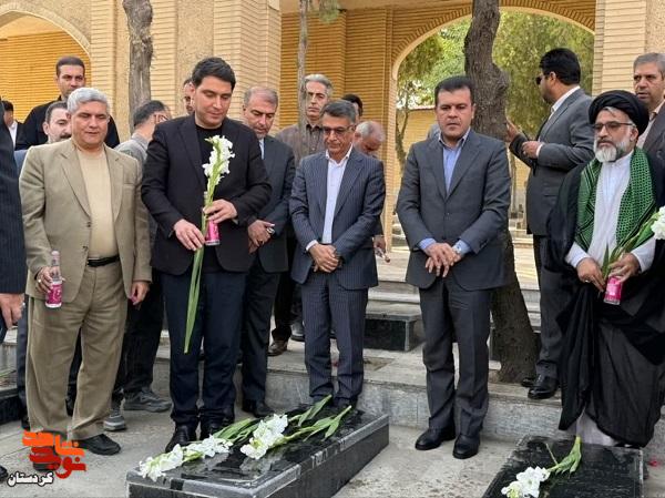 معاون رئیس‌جمهور به مقام شهدای کردستان ادای احترام کرد