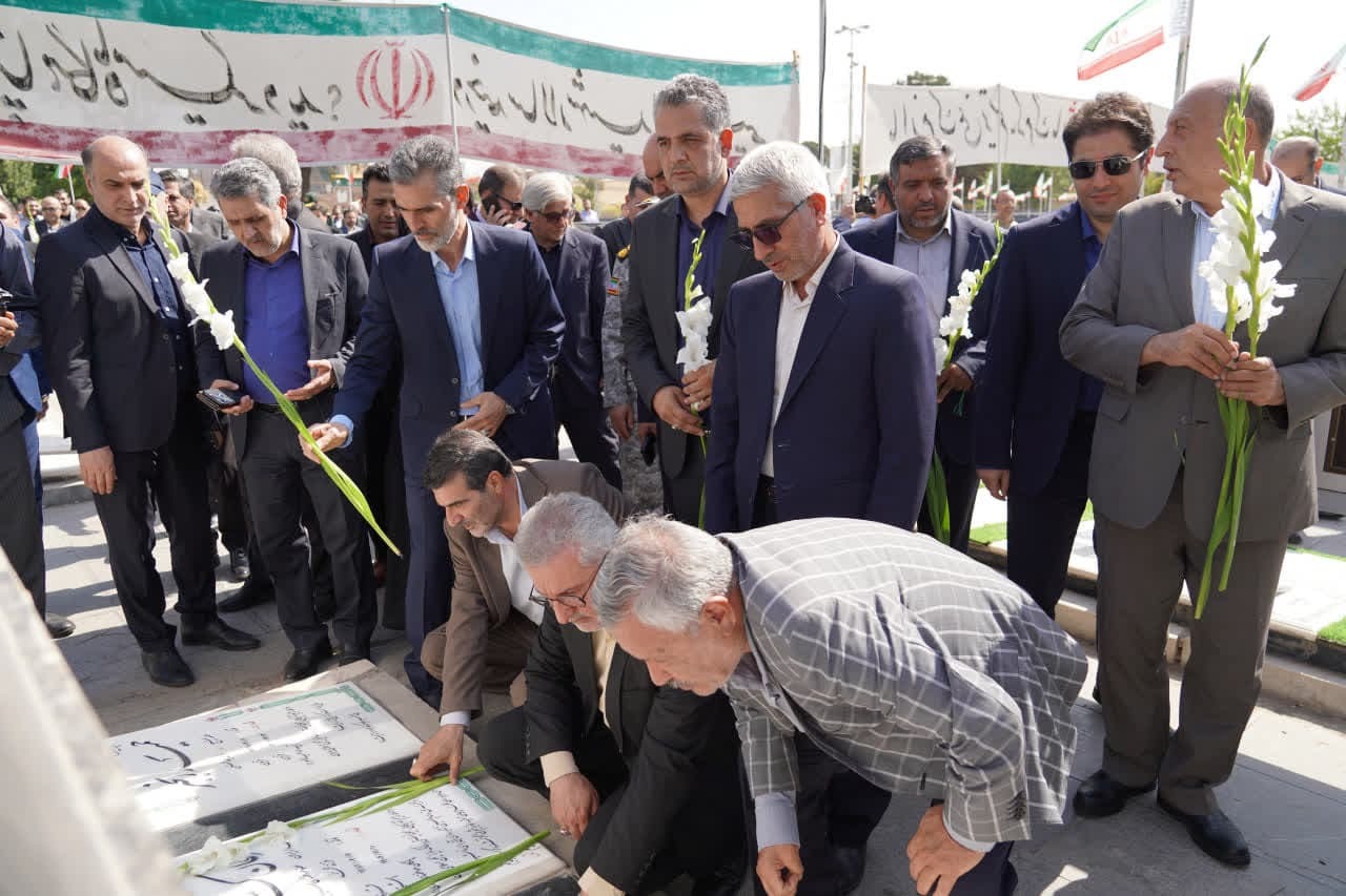 مسئولان قزوین به مقام شهدای قزوین ادای احترام کردند مسئولان قزوین به مقام شهدای قزوین ادای احترام کردند