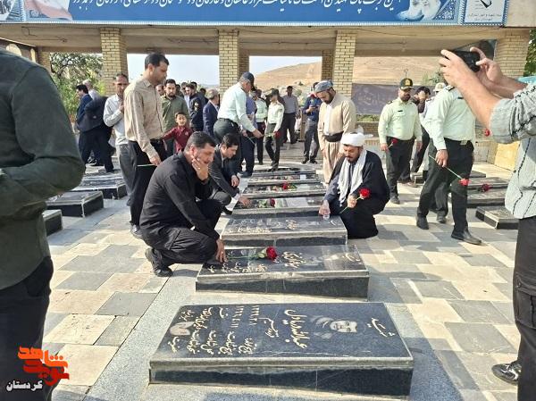 مزار شهدای سقز در نخستین روز هفته دولت گلباران شد