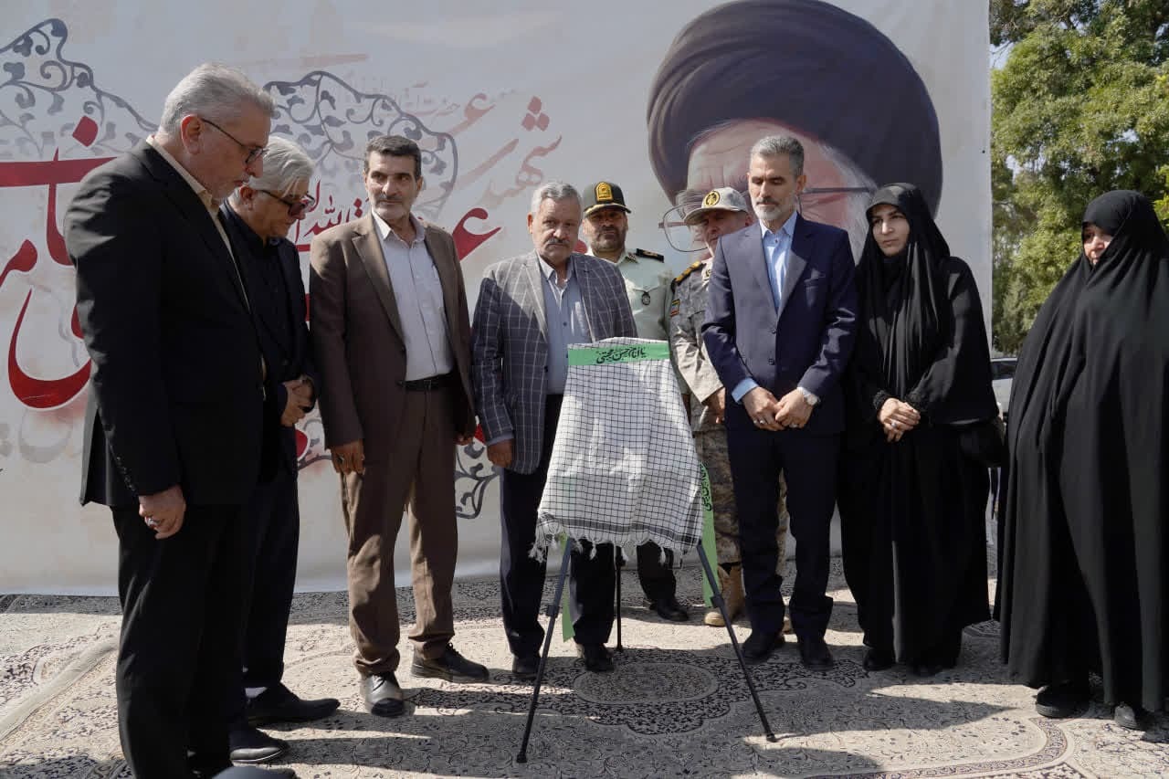 مسئولان از تصاویر شهدای استان قزوین بر کاشیهای سرامیکی رونمایی کردند مسئولان از تصاویر شهدای استان قزوین بر کاشیهای سرامیکی رونمایی کردند