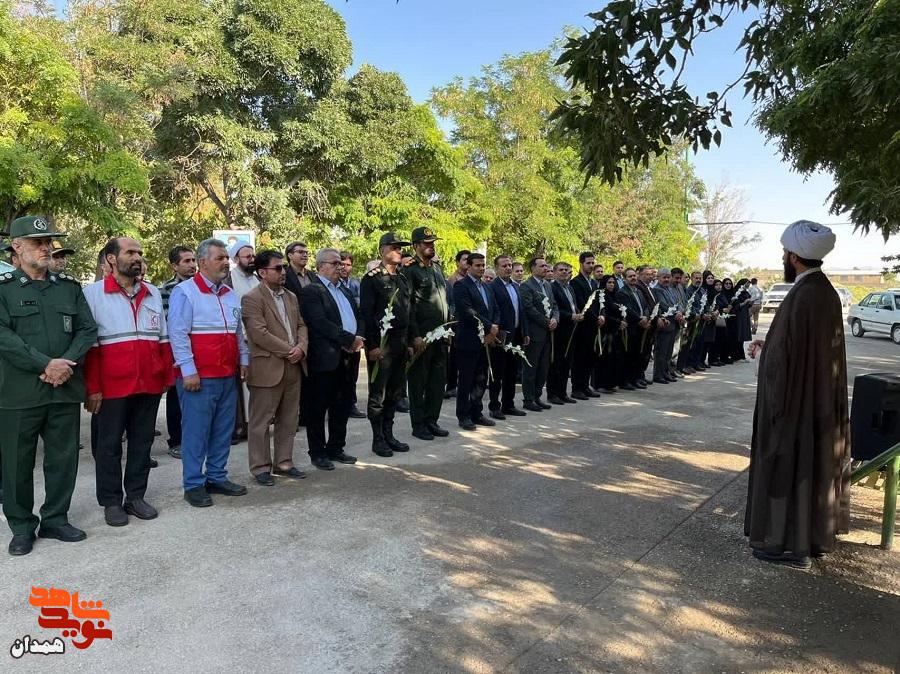 گلزار شهدای رزن عطرافشانی شد گلزار شهدای رزن عطرافشانی شد