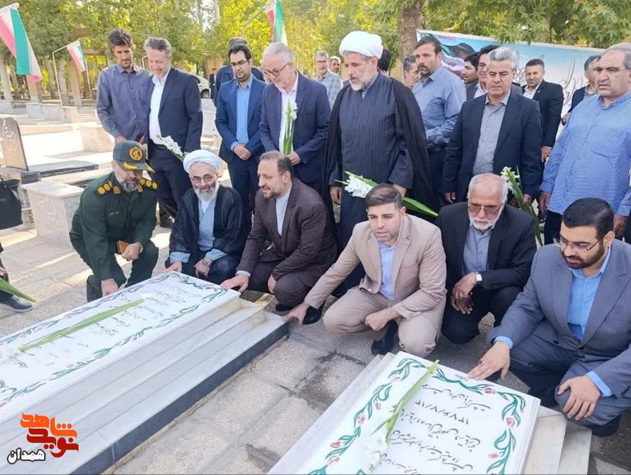 گلزار شهدای نهاوند عطرافشانی شد گلزار شهدای نهاوند عطرافشانی شد