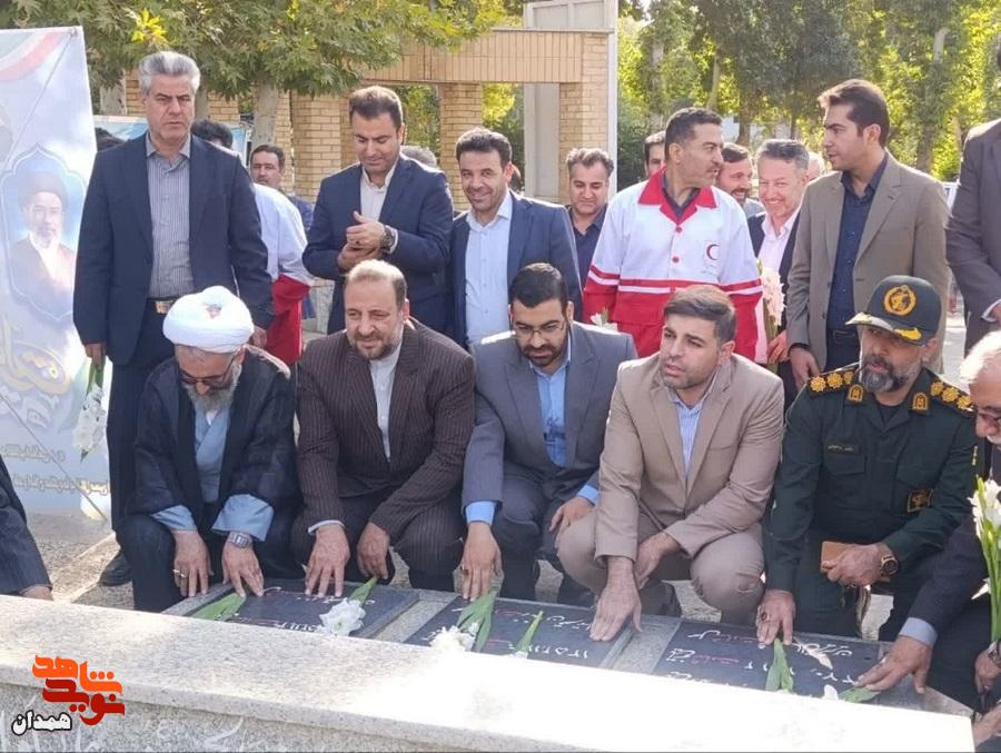 گلزار شهدای نهاوند عطرافشانی شد گلزار شهدای نهاوند عطرافشانی شد