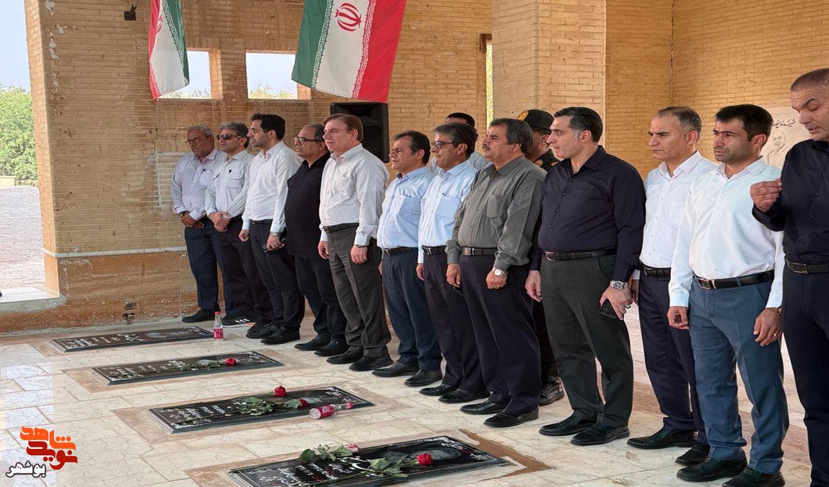 آغاز هفته دولت در خارگ با ادای احترام به مقام شهدا آغاز هفته دولت در خارگ با ادای احترام به مقام شهدا