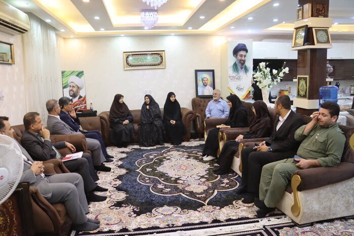 دیدار رئیس سازمان حفاظت محیط زیست با خانواده شهید هادی استاد دیدار رئیس سازمان حفاظت محیط زیست با خانواده شهید هادی استاد