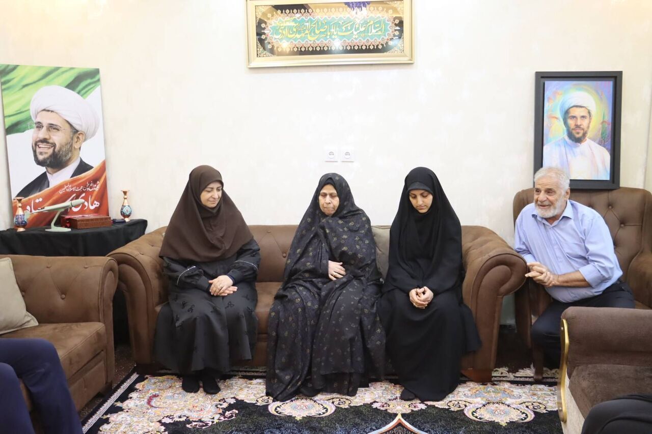 دیدار رئیس سازمان حفاظت محیط زیست با خانواده شهید هادی استاد دیدار رئیس سازمان حفاظت محیط زیست با خانواده شهید هادی استاد