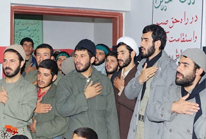 قابی در سوگ فرمانده؛ یادگاری از رزمندگان لشکر علی‌بن‌ابی‌طالب(ع) در مراسم بزرگداشت شهید مهدی زین‌الدین