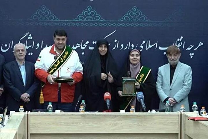 اعطای نشان ملی سراج ایثار به وزیر راه و شهرسازی به پاس عملکرد جهادی و حضور میدانی در جنگ اعطای نشان ملی سراج ایثار به وزیر راه و شهرسازی به پاس عملکرد جهادی و حضور میدانی در جنگ