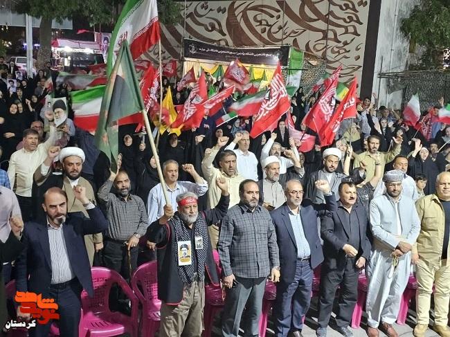 خانوادههای شهیدان بامدی و غفاریان در میدان آزادی سنندج تجلیل شدند خانوادههای شهیدان بامدی و غفاریان در میدان آزادی سنندج تجلیل شدند