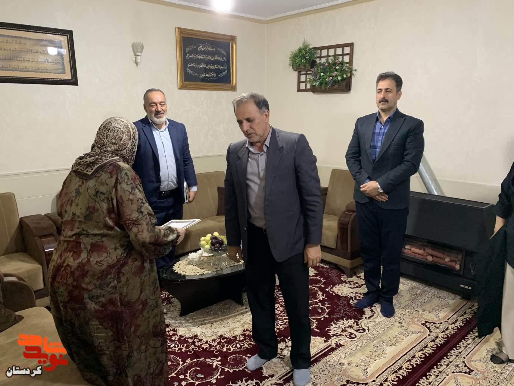 تکریم ایثارگران، رسالت ماندگار خادمان شهدا؛ دیدار مدیرکل بنیاد شهید کردستان با خانوادههای ایثارگر سنندج تکریم ایثارگران، رسالت ماندگار خادمان شهدا؛ دیدار مدیرکل بنیاد شهید کردستان با خانوادههای ایثارگر سنندج