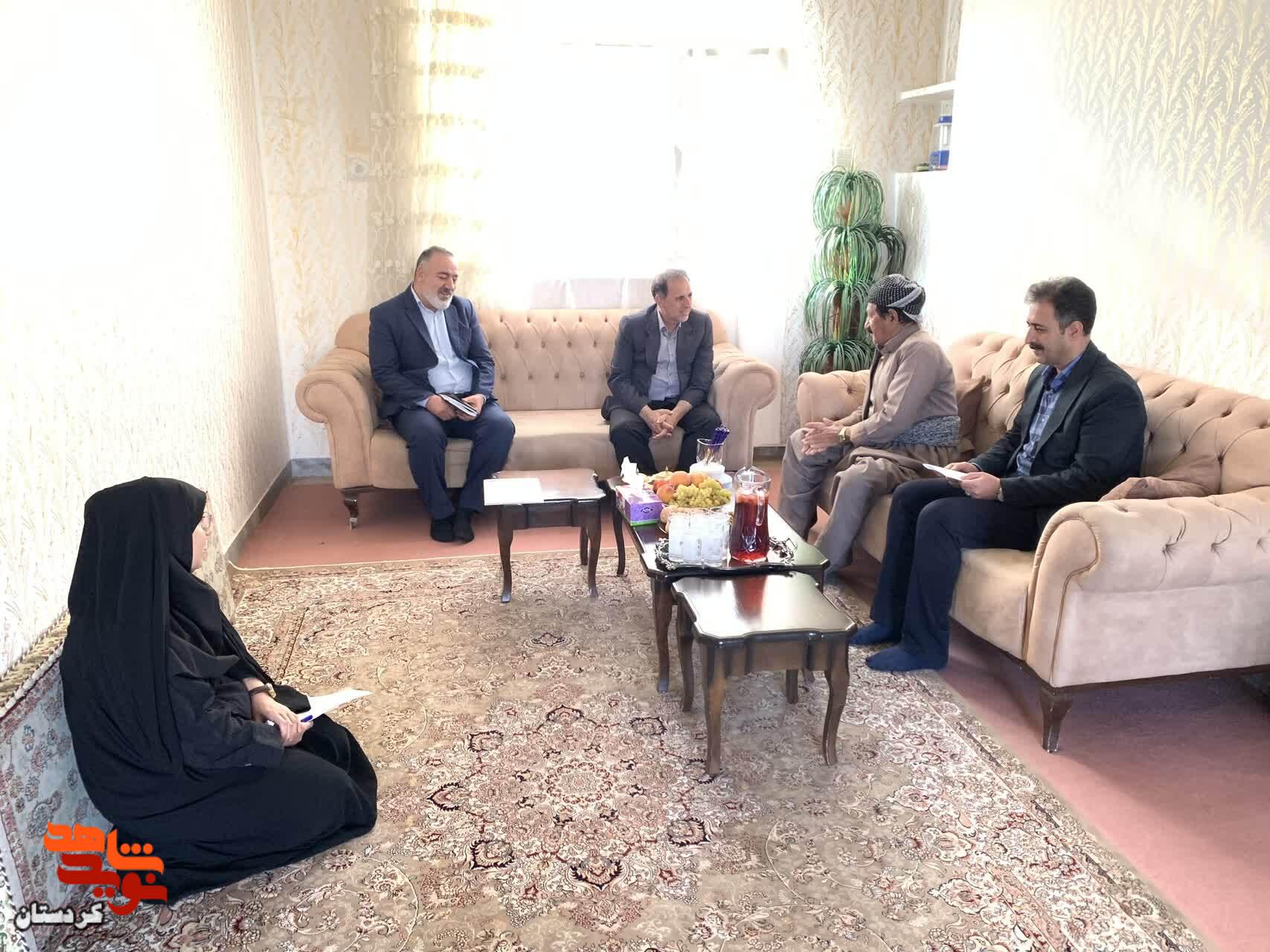 تکریم ایثارگران، رسالت ماندگار خادمان شهدا؛ دیدار مدیرکل بنیاد شهید کردستان با خانوادههای ایثارگر سنندج تکریم ایثارگران، رسالت ماندگار خادمان شهدا؛ دیدار مدیرکل بنیاد شهید کردستان با خانوادههای ایثارگر سنندج
