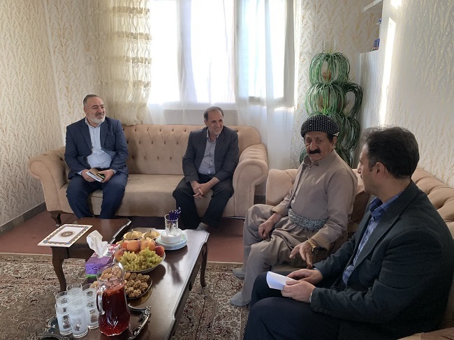 تکریم ایثارگران، رسالت ماندگار خادمان شهدا؛ دیدار مدیرکل بنیاد شهید کردستان با خانوادههای ایثارگر سنندج تکریم ایثارگران، رسالت ماندگار خادمان شهدا؛ دیدار مدیرکل بنیاد شهید کردستان با خانوادههای ایثارگر سنندج
