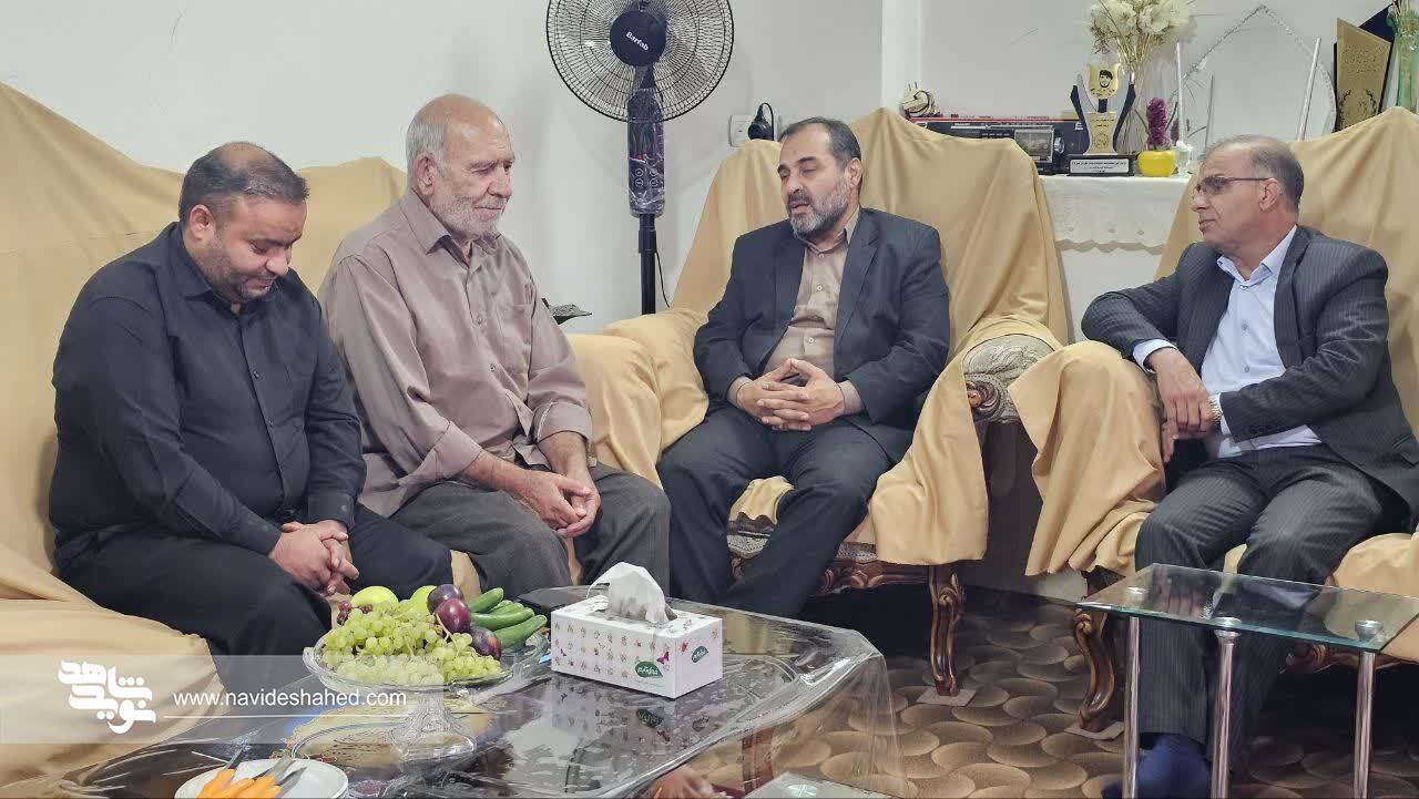 مدیرکل امور ورزشی و اردویی بنیاد شهید با خانواده سرهنگ شهید فرشید عابدینی در فارس دیدار کرد مدیرکل امور ورزشی و اردویی بنیاد شهید با خانواده سرهنگ شهید فرشید عابدینی در فارس دیدار کرد