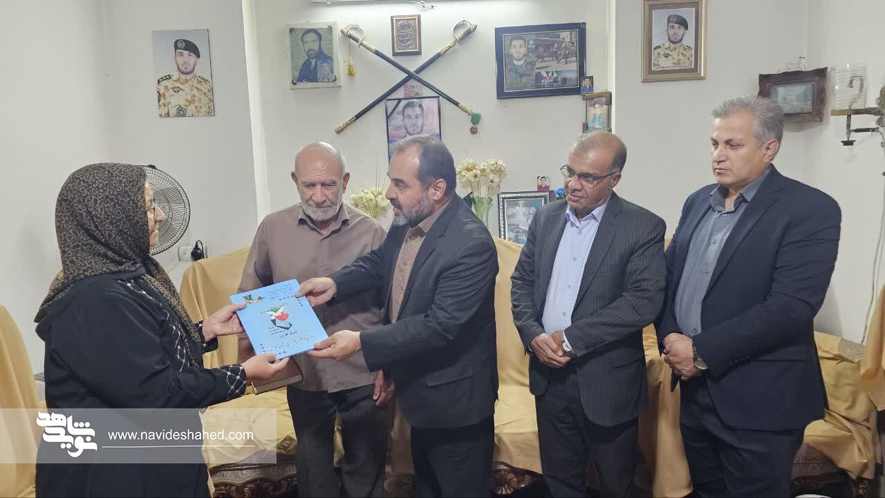 مدیرکل امور ورزشی و اردویی بنیاد شهید با خانواده سرهنگ شهید فرشید عابدینی در فارس دیدار کرد مدیرکل امور ورزشی و اردویی بنیاد شهید با خانواده سرهنگ شهید فرشید عابدینی در فارس دیدار کرد
