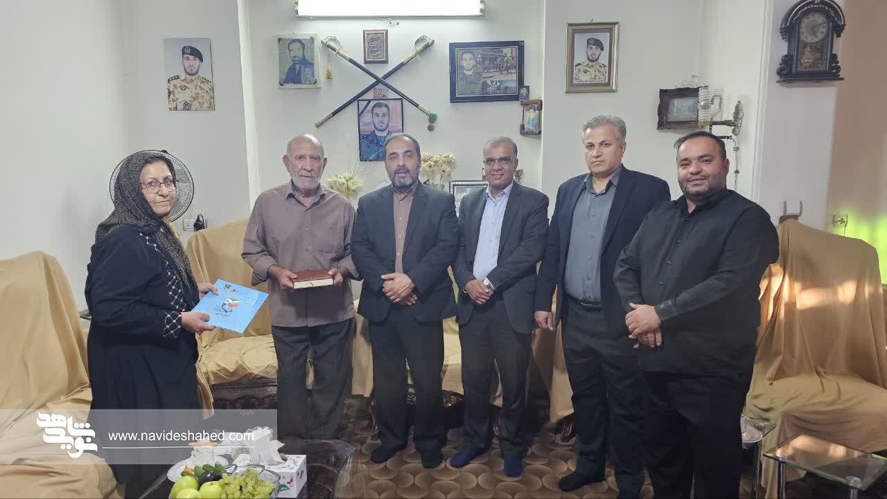 مدیرکل امور ورزشی و اردویی بنیاد شهید با خانواده سرهنگ شهید فرشید عابدینی در فارس دیدار کرد مدیرکل امور ورزشی و اردویی بنیاد شهید با خانواده سرهنگ شهید فرشید عابدینی در فارس دیدار کرد