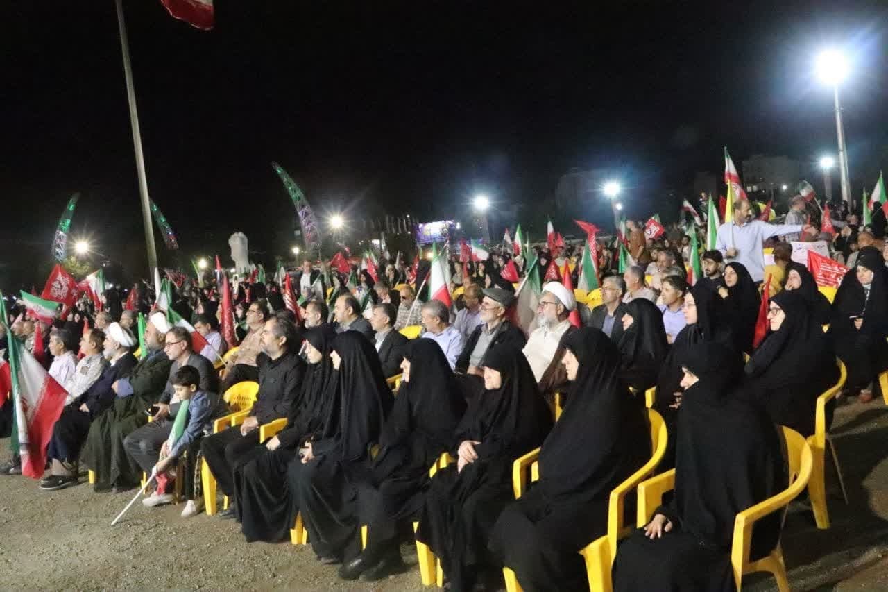 تجمع مردم در تجدید میثاق با شهید خلبان «حسین مهدویان» / راه شهدا ادامه دارد تجمع مردم در تجدید میثاق با شهید خلبان «حسین مهدویان» / راه شهدا ادامه دارد