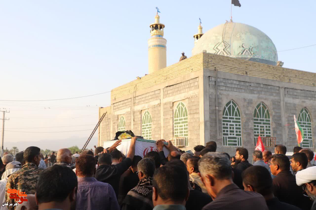 پیکر مطهر شهید محمدعلی سالاری در زادگاهش آرام گرفت پیکر مطهر شهید محمدعلی سالاری در زادگاهش آرام گرفت