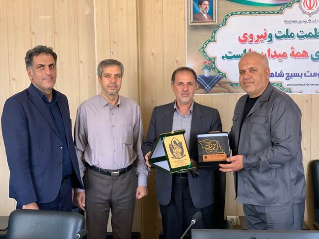 حمایت از فرهنگ ایثار؛ محور تقدیر خادمیاران از مدیرکل بنیاد شهید کردستان حمایت از فرهنگ ایثار؛ محور تقدیر خادمیاران از مدیرکل بنیاد شهید کردستان