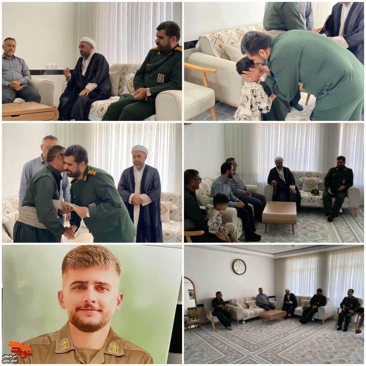 دیدار فرمانده سپاه نقده همراه با امام جمعه اهل سنت از خانواده شهید دکتر زبیر امینی فر دیدار فرمانده سپاه نقده همراه با امام جمعه اهل سنت از خانواده شهید دکتر زبیر امینی فر