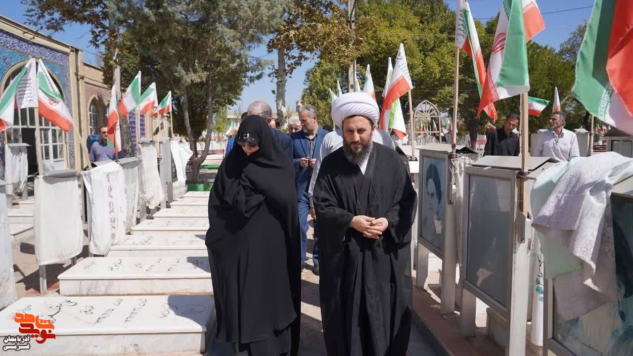 حضور رئیس انجمن عرفان اسلامی ایران در مزار شهدای خوی حضور رئیس انجمن عرفان اسلامی ایران در مزار شهدای خوی